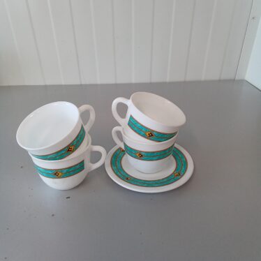 Puodeliai ir lėkštutė