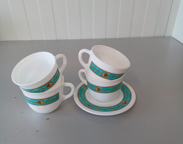 Puodeliai ir lėkštutė