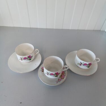 Puodeliai ir lėkštutės