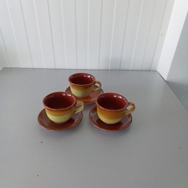 Moliniai puodeliai ir lėkštutės