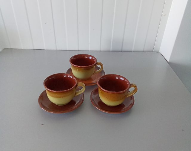 Moliniai puodeliai ir lėkštutės