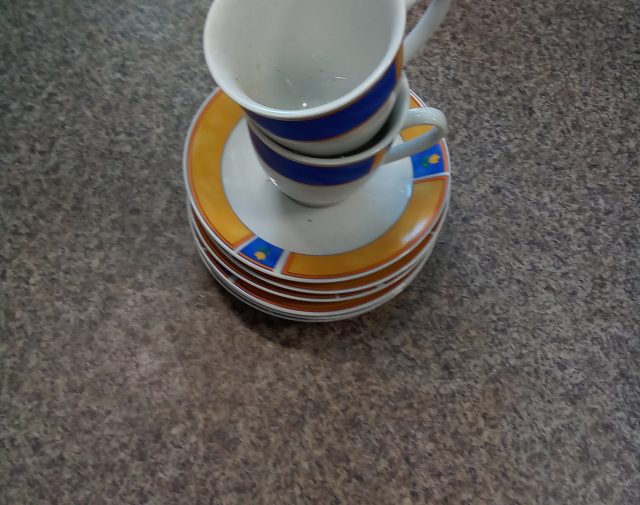 Šviestuvas  ir puodeliai