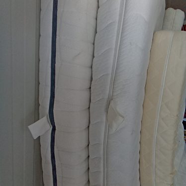 Du vienguliai čiužiniai