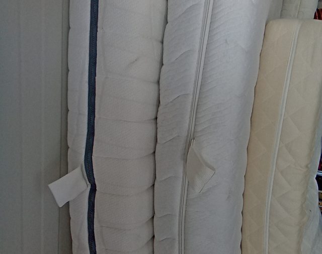 Du vienguliai čiužiniai