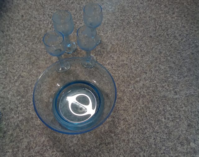 Taurės ir salotinė