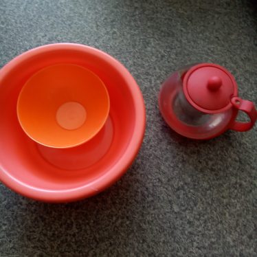 Arbatinukas ir dubenėliai plastikiniai