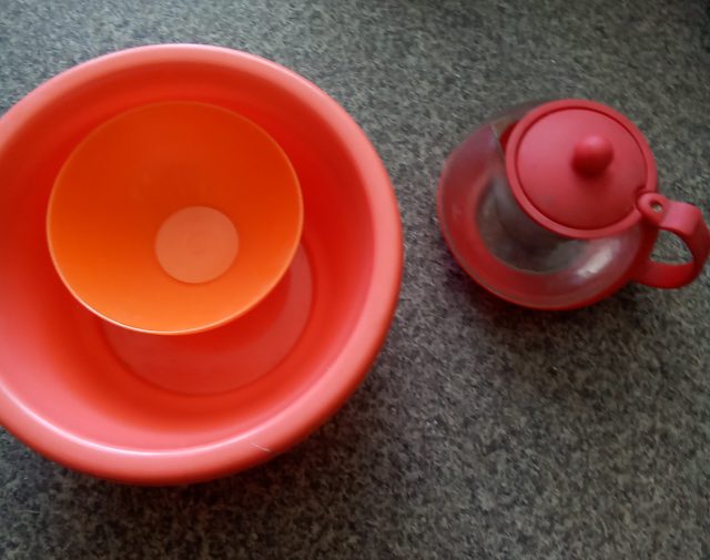 Arbatinukas ir dubenėliai plastikiniai