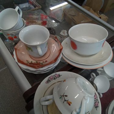 Lėkštės  ir puodeliai