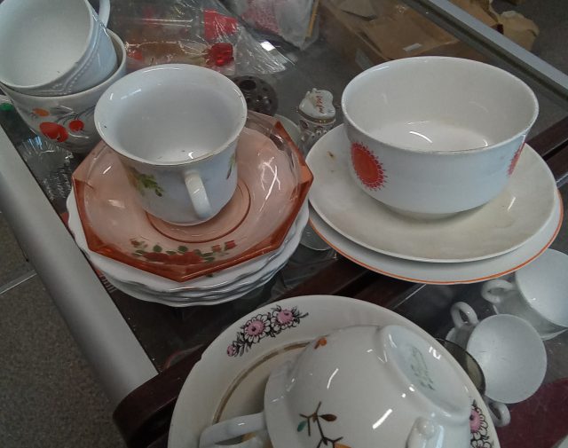 Lėkštės  ir puodeliai