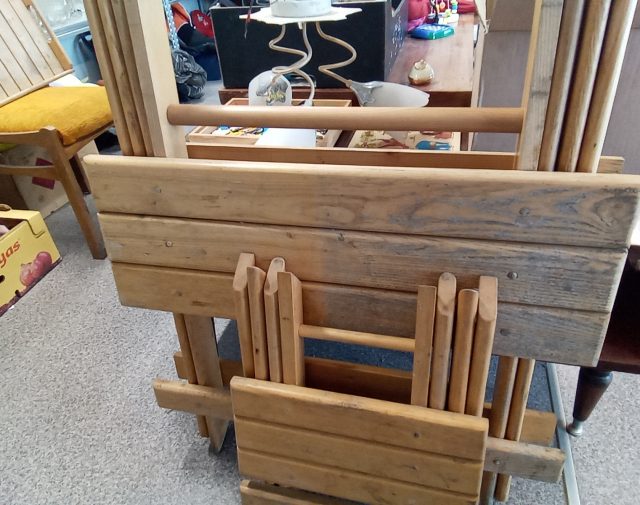 Sulankstomas stalas su kėdutėmis