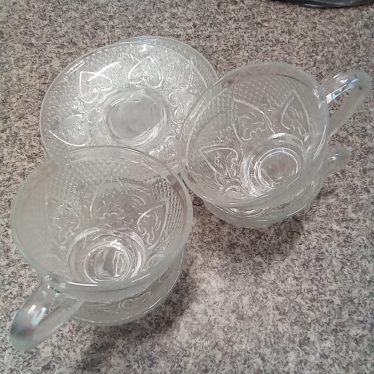 4 puodeliai su lėkštutėm