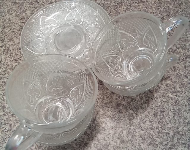 4 puodeliai su lėkštutėm