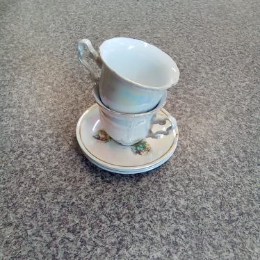 2 puodeliai su lėkštutėm