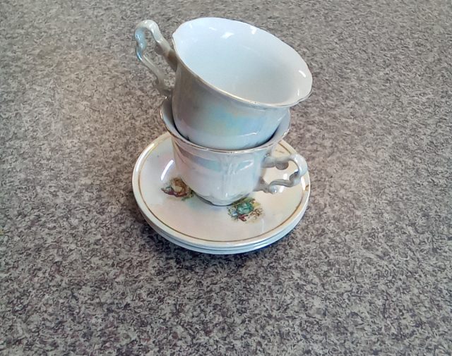 2 puodeliai su lėkštutėm