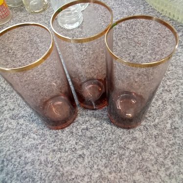 3 stiklinės
