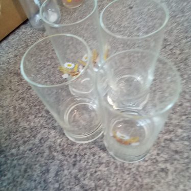 4 stiklinės