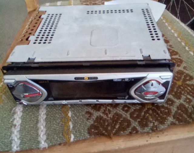 Auto magnetola