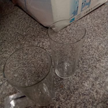 2 stiklinės