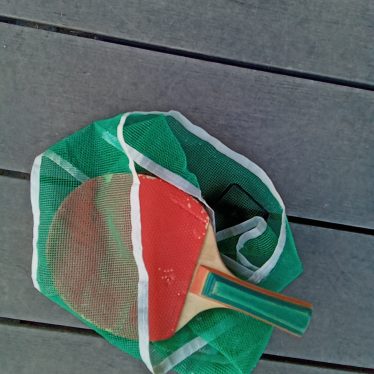 Stalo teniso tvorelė ir raketes