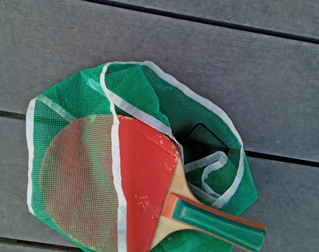 Stalo teniso tvorelė ir raketes