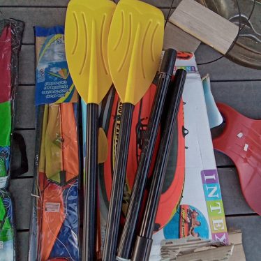 Pripučiama valtis su irklais