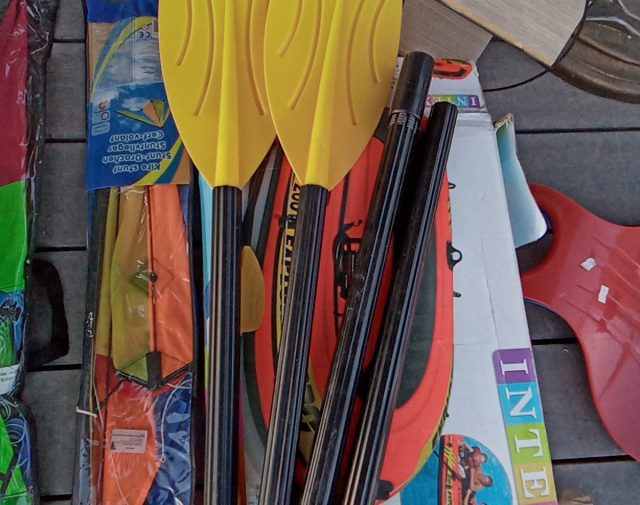 Pripučiama valtis su irklais