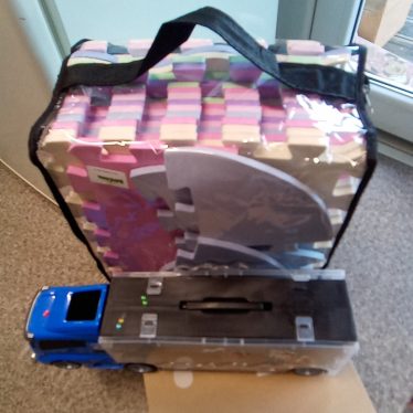 Kilimėlis dėlionė ir automobilis