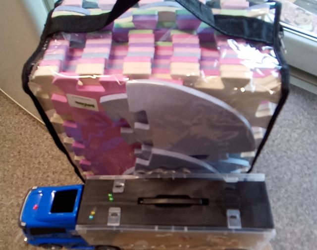 Kilimėlis dėlionė ir automobilis