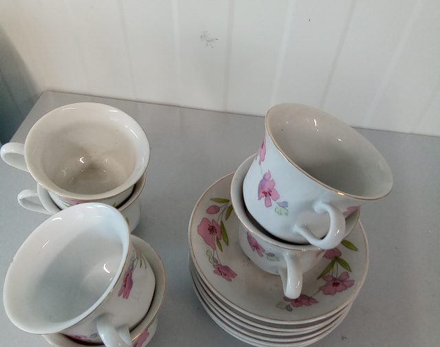 Puodeliai ir lėkštutės