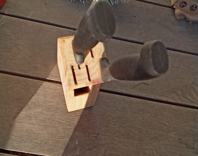 Peilių dėtuvė su peiliais