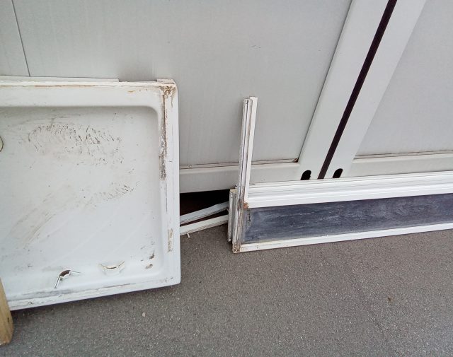 Dušo kabina su padu