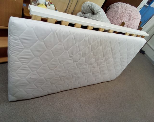 Kūdikio lovelė su čiužiniu