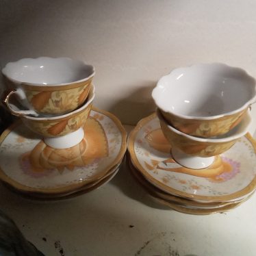 Puodeliai su lėkštutėmis