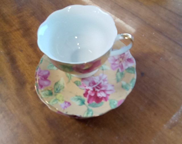 Puodelis su lėkštute