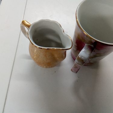 Puodelis ir indas pienui