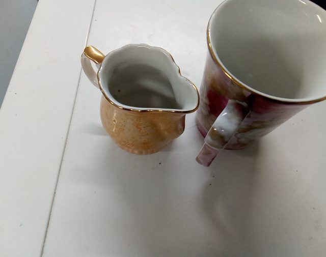 Puodelis ir indas pienui