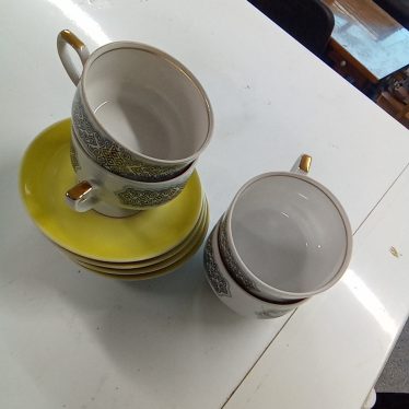 Puodeliai su lėkštutėmis