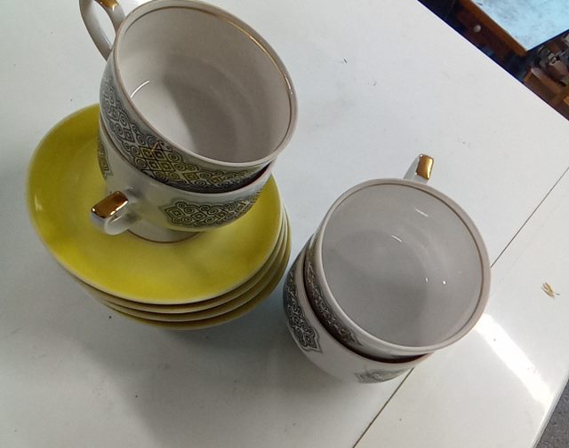 Puodeliai su lėkštutėmis