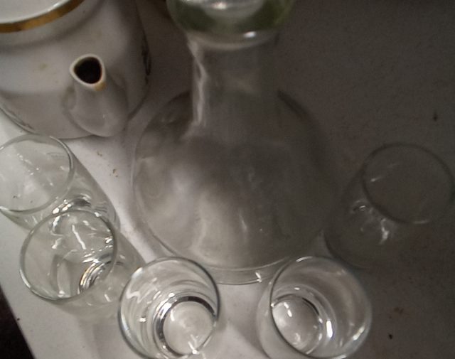 Grafinas su stikliukais