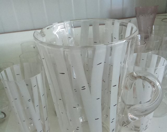 Ąsotis su stiklinėmis