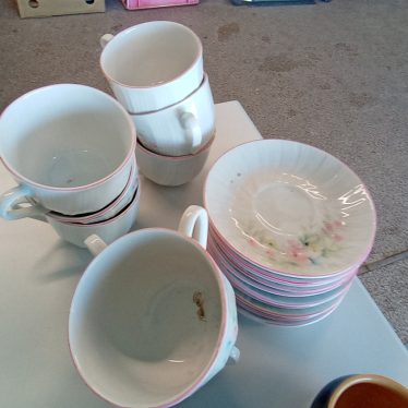 Puodeliai su lėkštutėmis