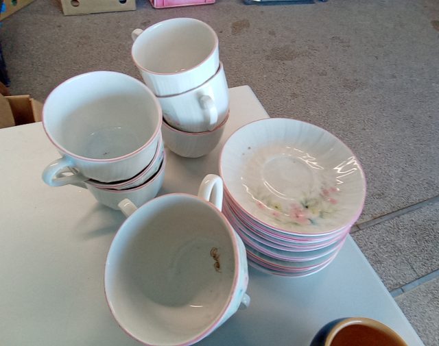Puodeliai su lėkštutėmis