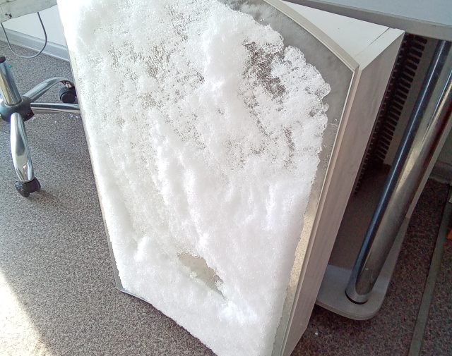 Vonios spintelė pakabinama