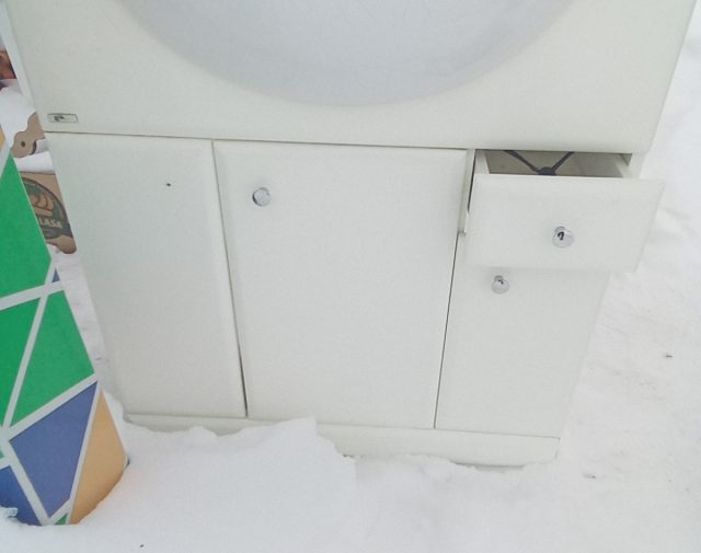 Vonios spintelė su praustuvu