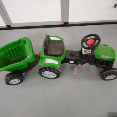 Traktoriuose su pedalais ir priekaba