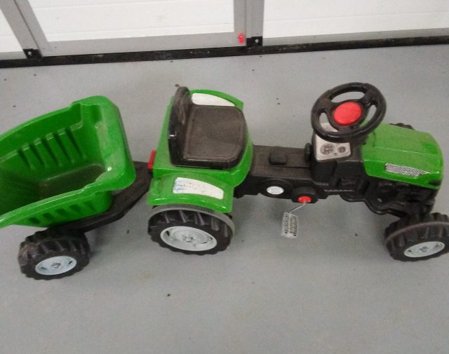 Traktoriuose su pedalais ir priekaba