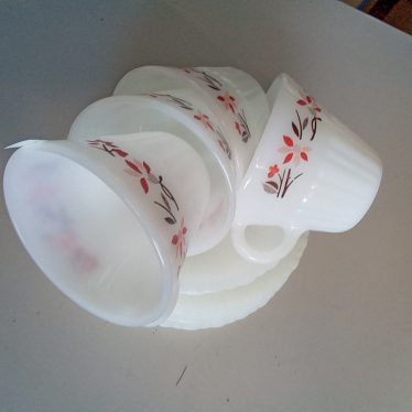 Puodeliai su lėkštutėmis