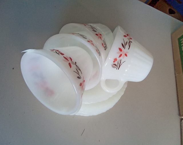 Puodeliai su lėkštutėmis