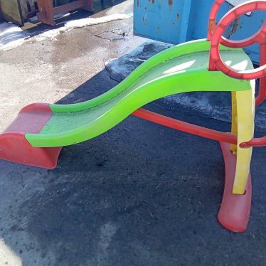 Vaikui čiuožynė smėliuj