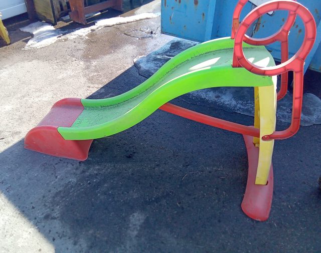 Vaikui čiuožynė smėliuj